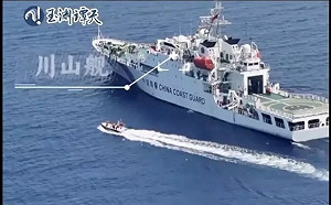 (影)一觸即發？中國4海警船＋26民兵船封鎖黃岩島 阻菲民間團體「民事任務」