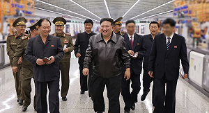 視察北韓軍工廠! 金正恩玩狙擊步槍、試駕新型火箭砲發射車