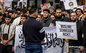 (影) 美80%大學生反以! 哥大畢業生手撕證書抗議 德穆斯林要建哈里發國