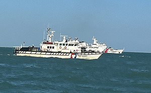 (影)本月第5次！中國5海警船闖金門水域 海巡署6艇監控驅離