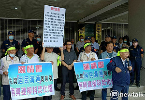 蔡育輝率數百里民赴市府抗議  批經發局毀約興建柳科焚化爐