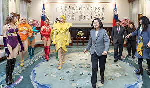 妮妃雅在孫中山雕像前變裝秀 淚謝蔡英文:讓我長成今天這樣
