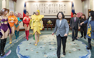 妮妃雅在孫中山雕像前變裝秀 淚謝蔡英文：讓我長成今天這樣