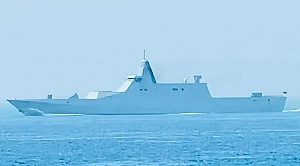 解放軍新隱形護衛艦曝光?外媒曝 : 有垂發系統陣列、含隱藏主砲、起降甲板