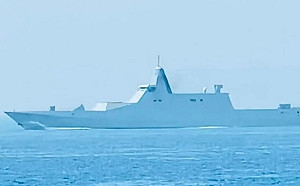 解放軍新隱形護衛艦曝光？外媒曝 : 有垂發系統陣列、含隱藏主砲、起降甲板