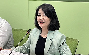 (影)傅崐萁摸頭黃國昌 綠批「藍白徹夜狂笑 台灣民主暗夜啜泣」 