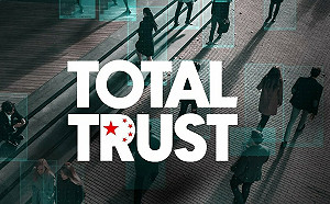 專論》當2024成為1984:神祕禁片《Total Trust》在台上映