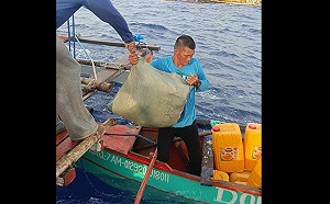 (影) 菲稱部分船隻已突破黃岩島封鎖! 中媒怒批 : 「善意與耐心」不是無止境的