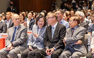 曝馮世寬曾說「我沒投給妳」 蔡英文感激8年相伴改革