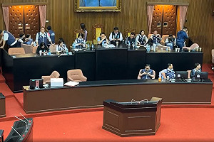 國民黨團搶7點送案爆發扭打 藍白人數優勢霸占主席台挨批國會亂源