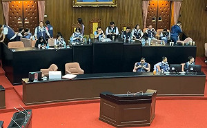 國民黨團搶7點送案爆發扭打 藍白人數優勢霸占主席台挨批國會亂源