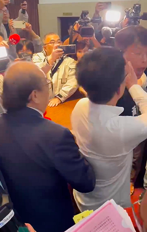 「排昌掌」後認錯 郭國文:該對黃國昌摸頭說「好乖」