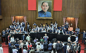 立院藍綠衝突一觸即發 綠委批藍白演出「政治諷刺漫畫」