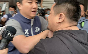 立院大亂鬥》洪申翰還原：藍營圍攻他 架脖子擋上班？