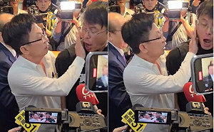 黃國昌口水狂噴咆哮！郭國文一巴掌打臉推開 林楚茵還原：黃看到鏡頭才開始咆哮