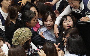 立院大亂鬥》陳玉珍蠻力扯髮拉手 黃捷：像大蟒蛇看到獵物 