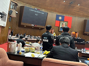 黃捷爆他跑來拿香蕉吃 張啓楷喊冤:賴惠員邀請我吃的