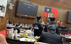 黃捷爆他跑來拿香蕉吃 張啓楷喊冤：賴惠員邀請我吃的