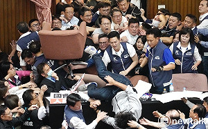 國會爆衝突 民調4成2認在野黨過度杯葛 律師：深藍民調敲響國民黨喪鐘