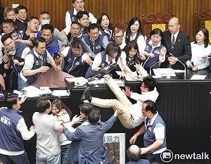 立法院大亂鬥登多家外媒!「喧鬧式民主、國會混亂暴力」形容台灣