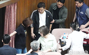 (影)朝野立院衝突升溫！民進黨黨團書記長莊瑞雄不適 累計藍綠5人送醫