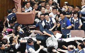 (影)快訊》立院爆發嚴重衝突 藍委不顧安全將沈伯洋推下主席台釀受傷