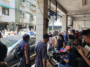 四叉貓發起活動赴徐巧芯家外朝聖 百餘人參與
