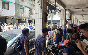 四叉貓發起活動赴徐巧芯家外朝聖 百餘人參與