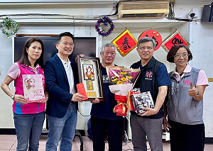 表揚已故模範母親 蘇俊賓暖心致贈手繪畫作