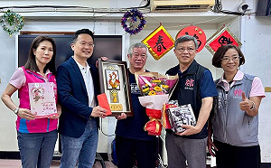 表揚已故模範母親 蘇俊賓暖心致贈手繪畫作