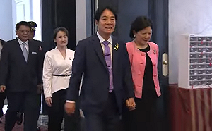 偕妻子吳玫如抵總統府 賴清德再繫幸運紫領帶就職