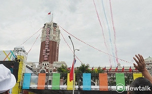 520就職典禮  巨幅國旗凌空飄揚  國軍樂儀隊操演融合多民族樂曲 