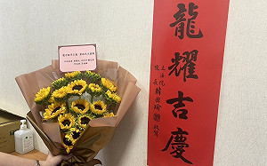 韓國瑜送花掛彩立委 綠委回贈太陽花要求重啟協商 