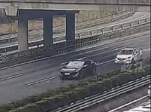 (影) 雷軍親自試駕SU7遇這情況不敢報! 電動車問題不斷 自燃、漏電、還自駕停擺