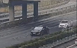 (影) 雷軍親自試駕SU7遇這情況不敢報! 電動車問題不斷 自燃、漏電、還自駕停擺