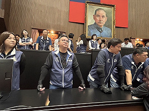 藍委鎮暴裝上陣? 黃捷質疑:誰才是國會流氓?