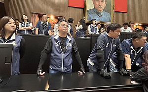 藍委鎮暴裝上陣？ 黃捷質疑：誰才是國會流氓？