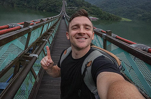 稱「立法院像美國職業摔角」遭出征!在台美籍YTR小貝米漿急刪影片滅火