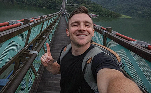 稱「立法院像美國職業摔角」遭出征！在台美籍YTR小貝米漿急刪影片滅火