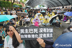 現場直擊》上千群眾冒雨聚集立法院外 反對國會擴權法案