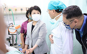 (影)中捷殺人案 盧秀燕趕赴醫院探視 中捷將負擔全額醫藥費