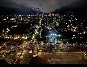 民主課開課!學生集結抗議阻藍白「國會擴權」教授霸氣准假不點名