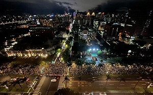 民主課開課！學生集結抗議阻藍白「國會擴權」教授霸氣准假不點名