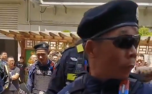 (影) 中國勞工太慘了！領最低工資活不下去 比亞迪員工罷工 遭上百特警鎮壓