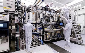 EUV 製造走向新時代 四巨頭各出奇招 ASML 擴大產能並擬調漲設備價格 