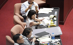 民眾黨突然變「衝組」 綠委諷：再吃炸雞小草就跑光了！