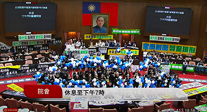 氣球飄議場象徵藍白讓民主蒙塵 吳思瑤:議事抗爭可以很藝術