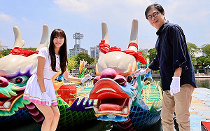 高雄愛河端午嘉年華 陳其邁攜手啦啦隊女神安芝儇為龍舟點睛