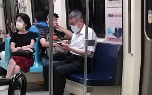 柯文哲夫婦現身北捷 乘車座位、搭手扶梯都「怪怪的」