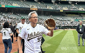 美職舊金山台灣日 黃仁勳穿「93」號球衣開球